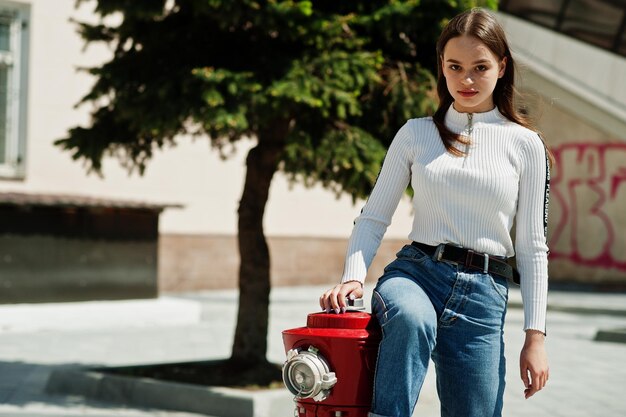 Retrato de niña caucásica yong cerca de la boca de incendios