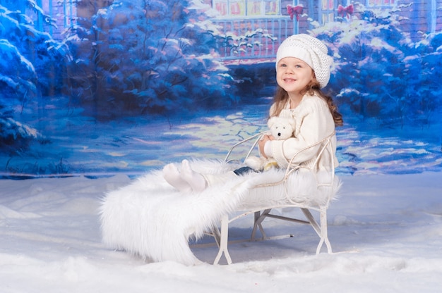 Retrato de una niña celebrando la Navidad