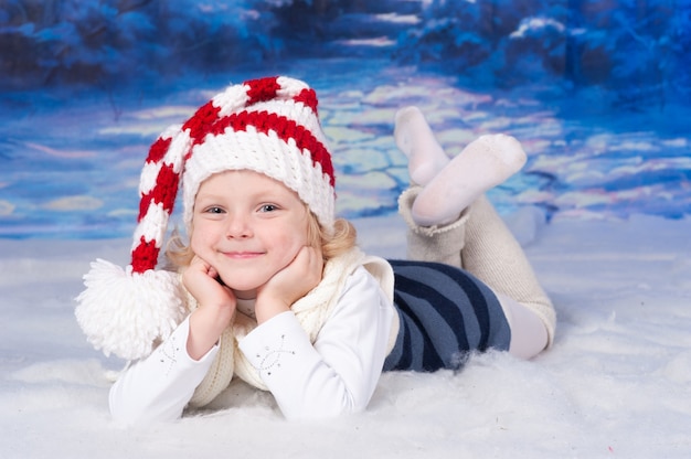 Retrato de una niña celebrando la Navidad