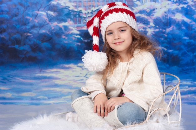 Retrato de una niña celebrando la Navidad