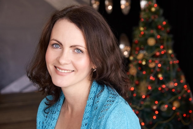 retrato, de, niña, chaqueta azul, árbol de navidad