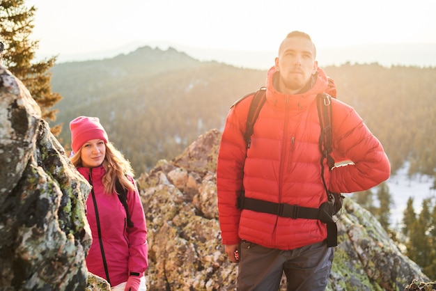 Retrato de una niña y un chico en la cima de la montaña