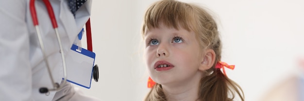 Retrato de niña en cita médica