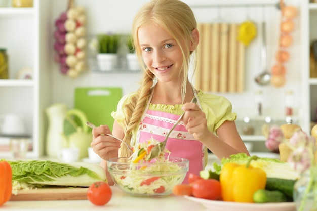 Retrato de la niña en la cocina.