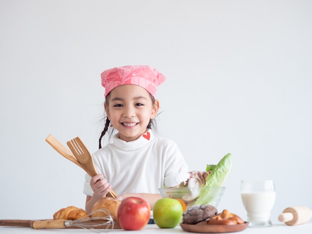 Foto retrato de una niña cocinando