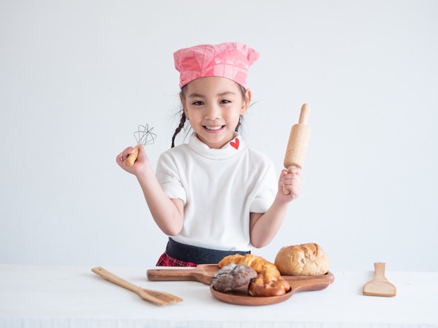 Retrato de una niña cocinando