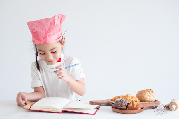 Foto retrato de una niña cocinando