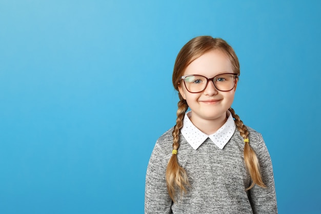 Retrato de una niña colegiala con gafas.