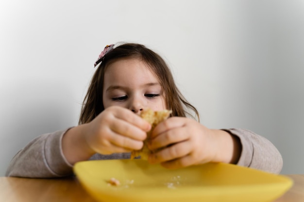 Retrato de una niña comiendo comida