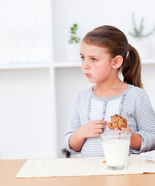 Retrato de una niña comiendo galletas