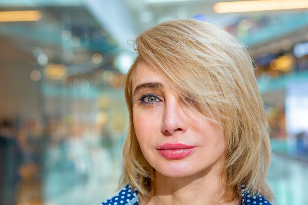 Retrato de niña de compras de moda. Mujer de belleza en el centro comercial. Comprador.