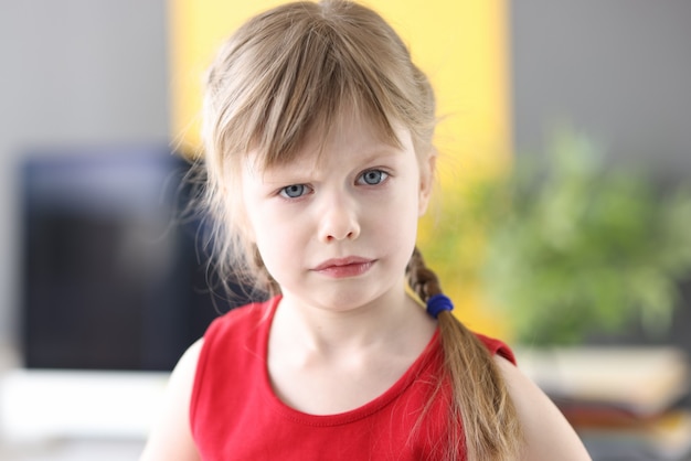 Retrato de niña confiada con cabello rubio