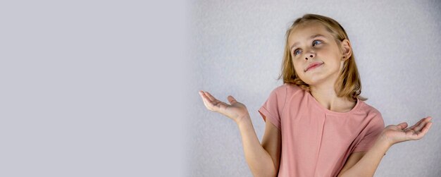 retrato de una niña curiosa