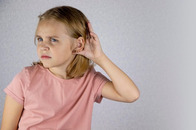 retrato de una niña curiosa