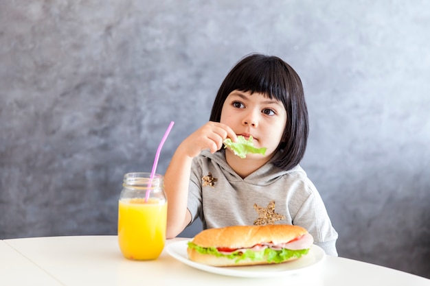 Foto retrato de niña desayunando en casa