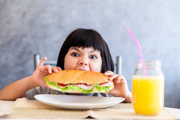 Retrato de niña desayunando en casa