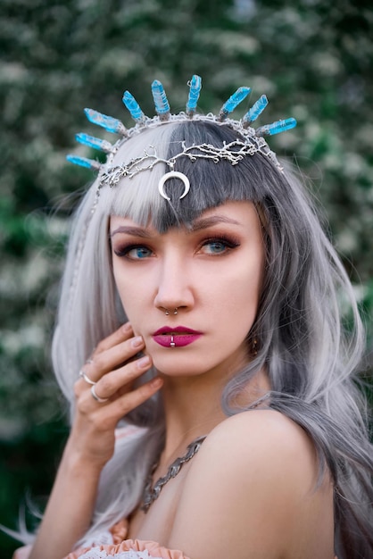 retrato de una niña con una diadema en el fondo de la naturaleza