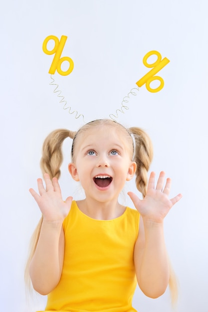 Retrato de niña en una diadema con porcentajes en ella