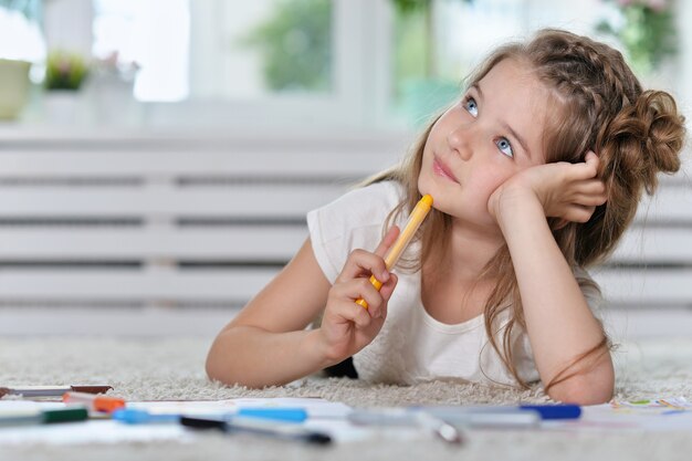 Retrato de niña dibujando en casa