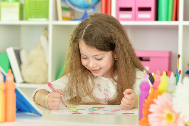 Retrato de niña dibujando en casa