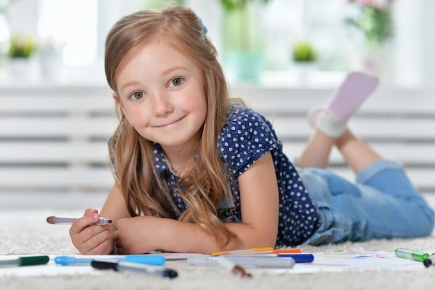 Retrato de niña dibujando en casa