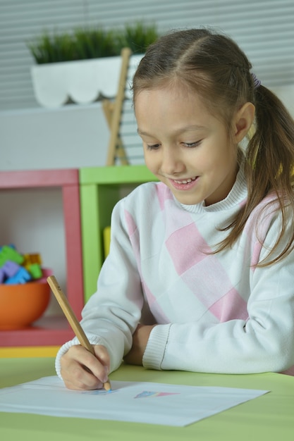 Foto retrato de una niña dibujando en casa