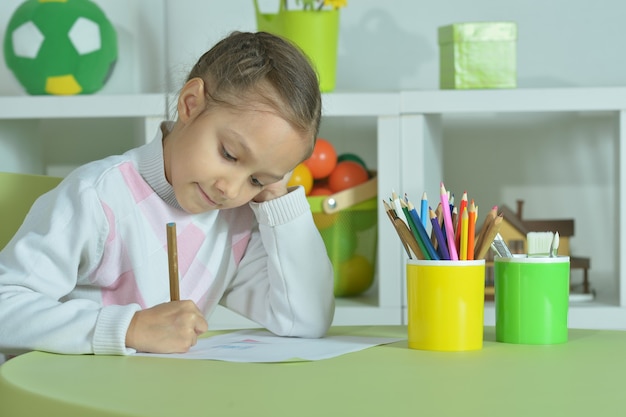 Retrato de una niña dibujando en casa