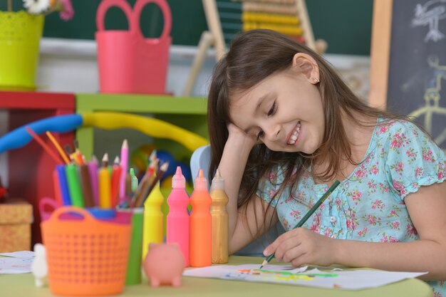 Retrato de niña dibujando en casa