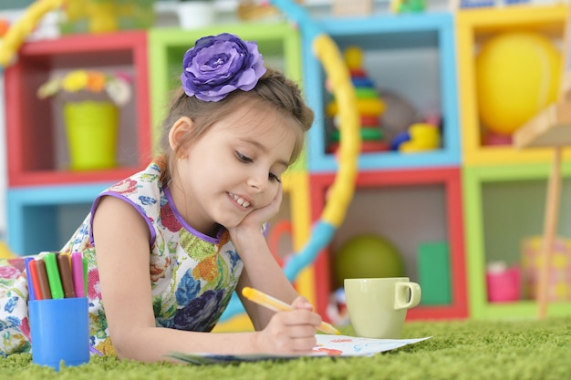 Retrato de niña dibujando en clase