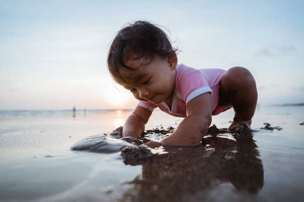 Retrato de una niña disfrutando jugando unas vacaciones en la playa