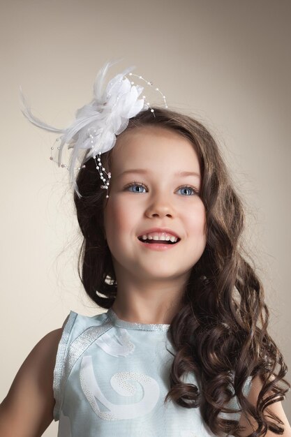 Foto retrato de una niña elegante posando en el estudio