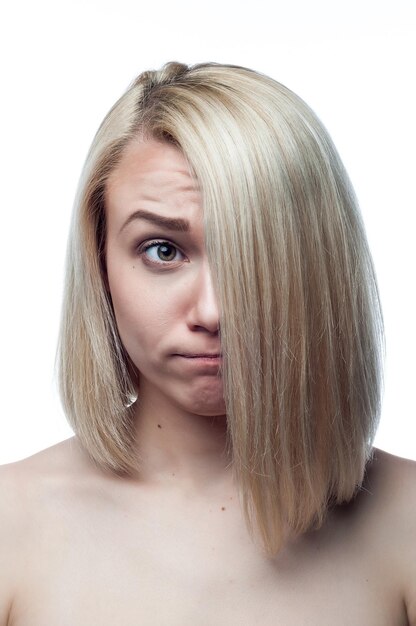 Retrato de una niña emocional sobre un fondo blanco.