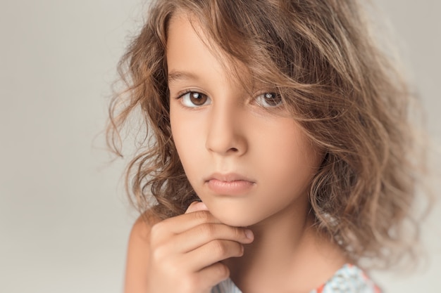 Retrato de una niña con emociones