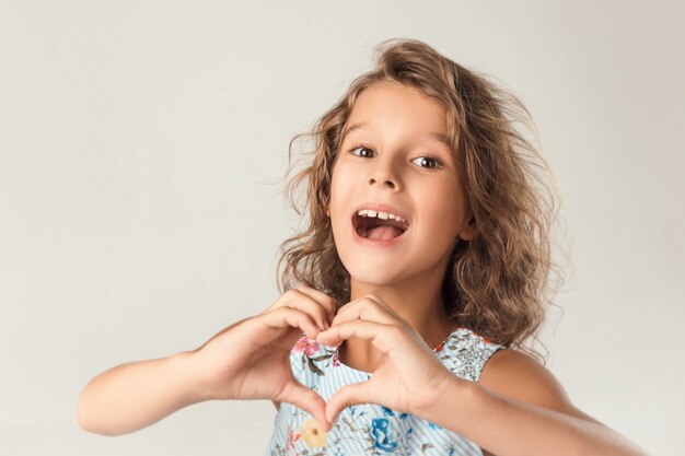 Retrato de una niña con emociones