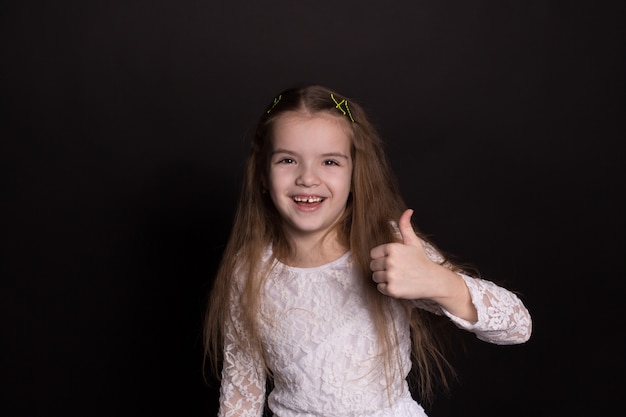 Retrato de una niña encantadora, aislado en un fondo negro