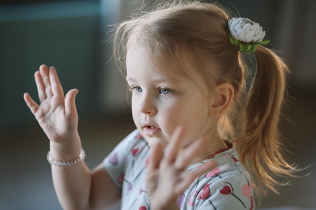 Retrato de una niña encantadora en casa Atractiva encantadora dulce curiosa alegre inteligente niña pequeña