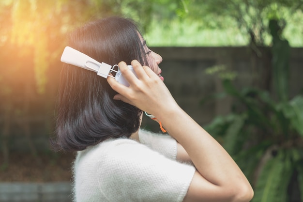 Foto retrato de una niña escuchar música por auriculares