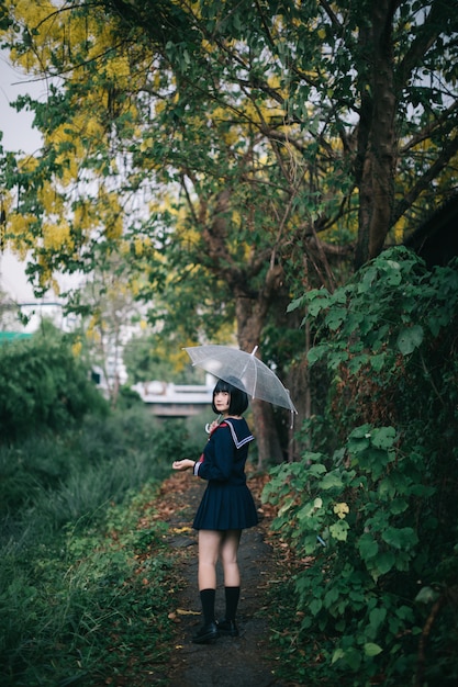 Retrato de niña de la escuela asiática caminando