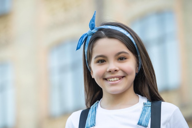 Retrato de niña con espacio de copia al aire libre de cara feliz