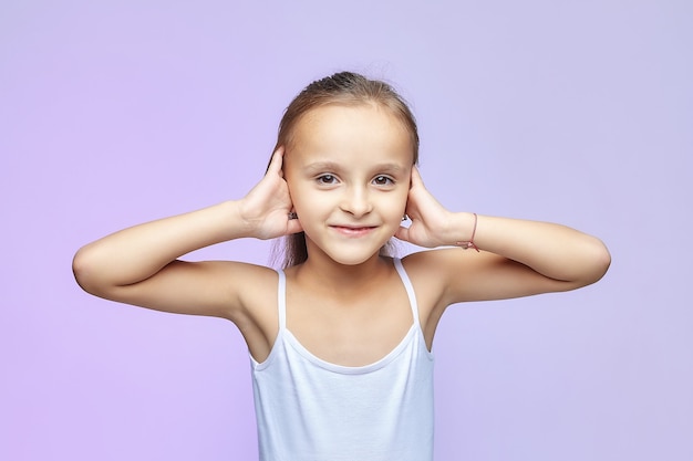 Retrato de una niña en el estudio.