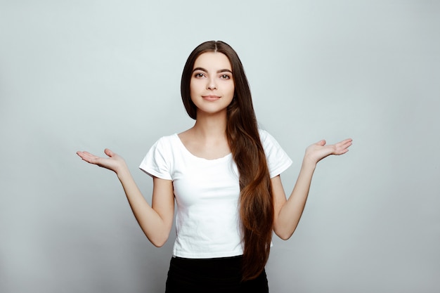 Retrato de una niña extendiendo sus manos a los lados