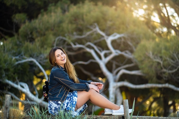 Foto retrato de una niña en una falda en el fondo del bosque