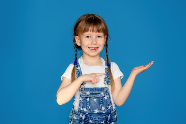 Retrato de una niña feliz en azul