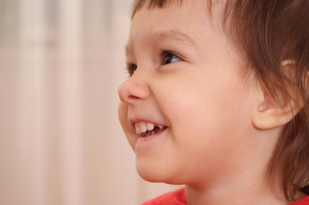 Retrato de una niña feliz en casa