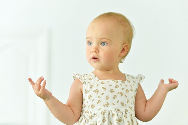 Retrato de una niña feliz en casa