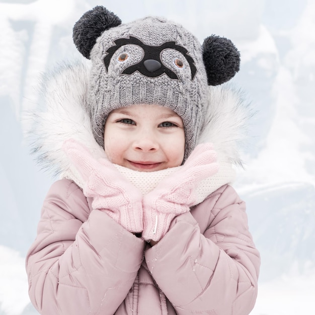 retrato de una niña feliz en un día nevado de invierno