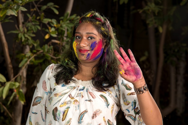 Retrato de una niña feliz en el festival de colores Holi