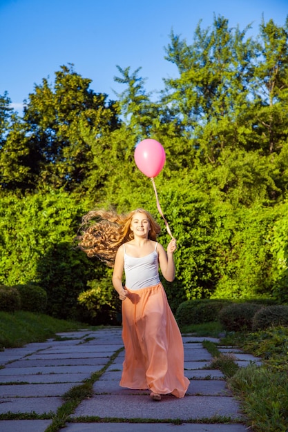 Retrato de niña feliz con globo de aire disfrutando