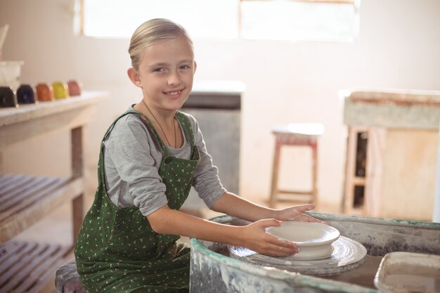 Retrato de niña feliz haciendo olla