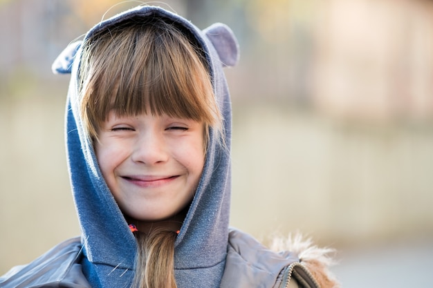 Retrato de niña feliz niño en ropa de abrigo en otoño al aire libre